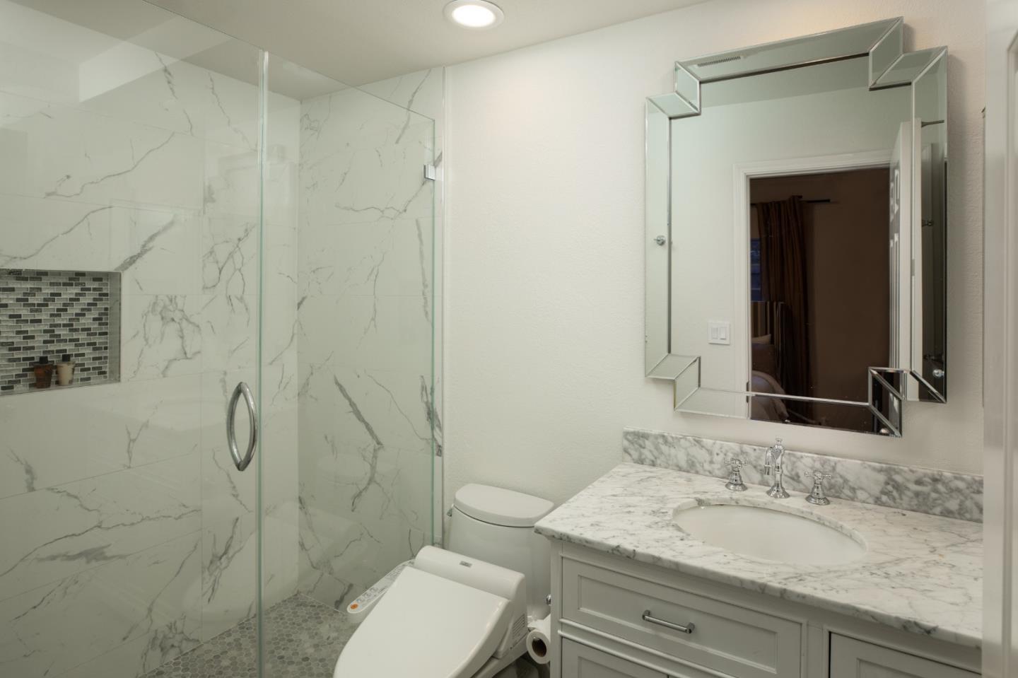 Detail Gallery Image 9 of 18 For 4 Woodleaf Ave, Redwood City,  CA 94061 - 5 Beds | 3/1 Baths