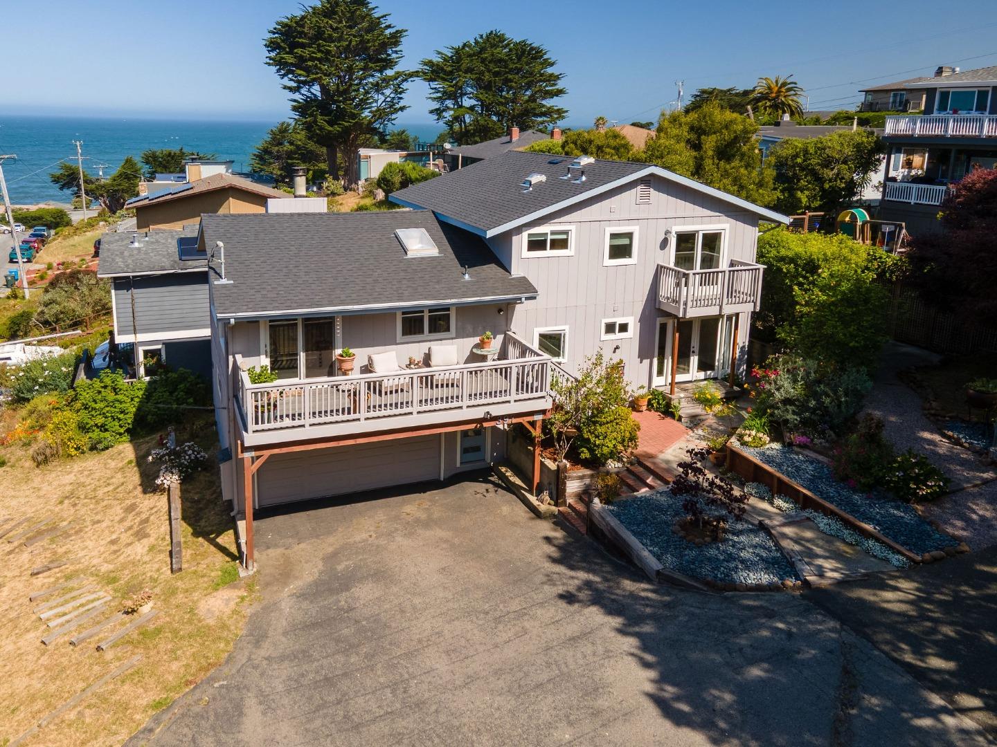 Detail Gallery Image 2 of 48 For 397 14th St, Montara,  CA 94037 - 4 Beds | 3 Baths