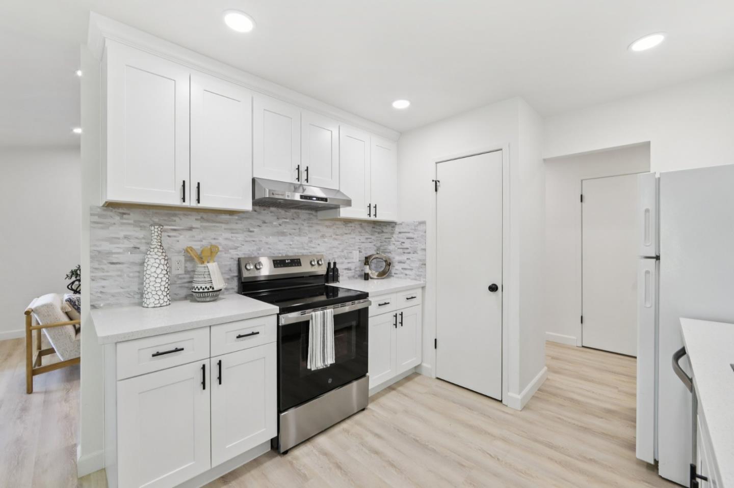 Detail Gallery Image 6 of 23 For 120 Damsen Dr, San Jose,  CA 95116 - 3 Beds | 2 Baths