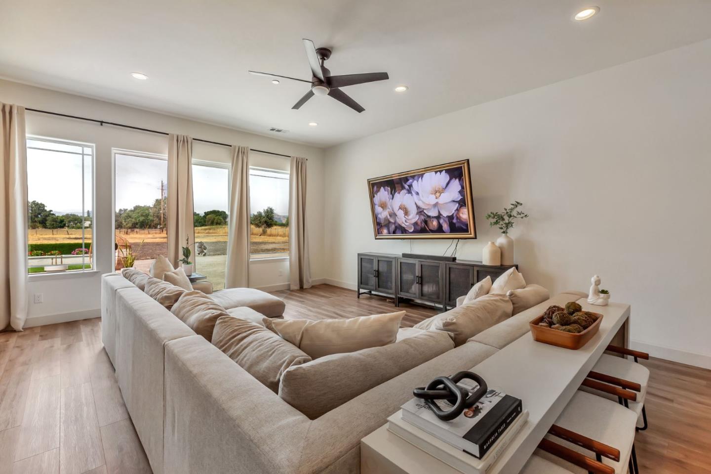 Detail Gallery Image 14 of 97 For 10055 Foothill Ave, Gilroy,  CA 95020 - 8 Beds | 7/1 Baths