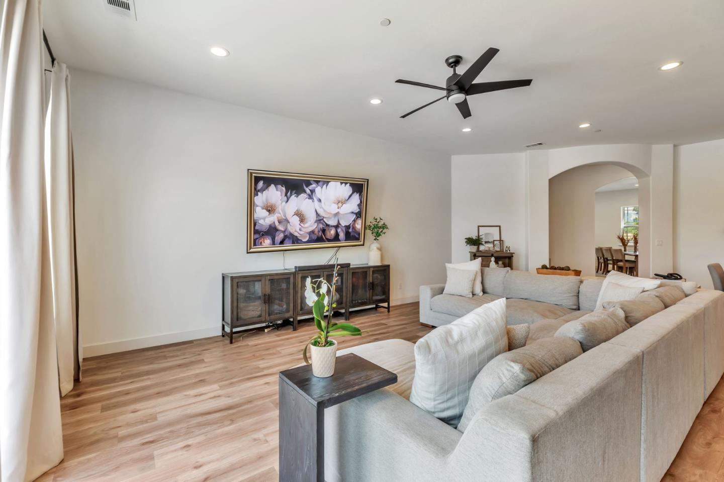 Detail Gallery Image 15 of 97 For 10055 Foothill Ave, Gilroy,  CA 95020 - 8 Beds | 7/1 Baths