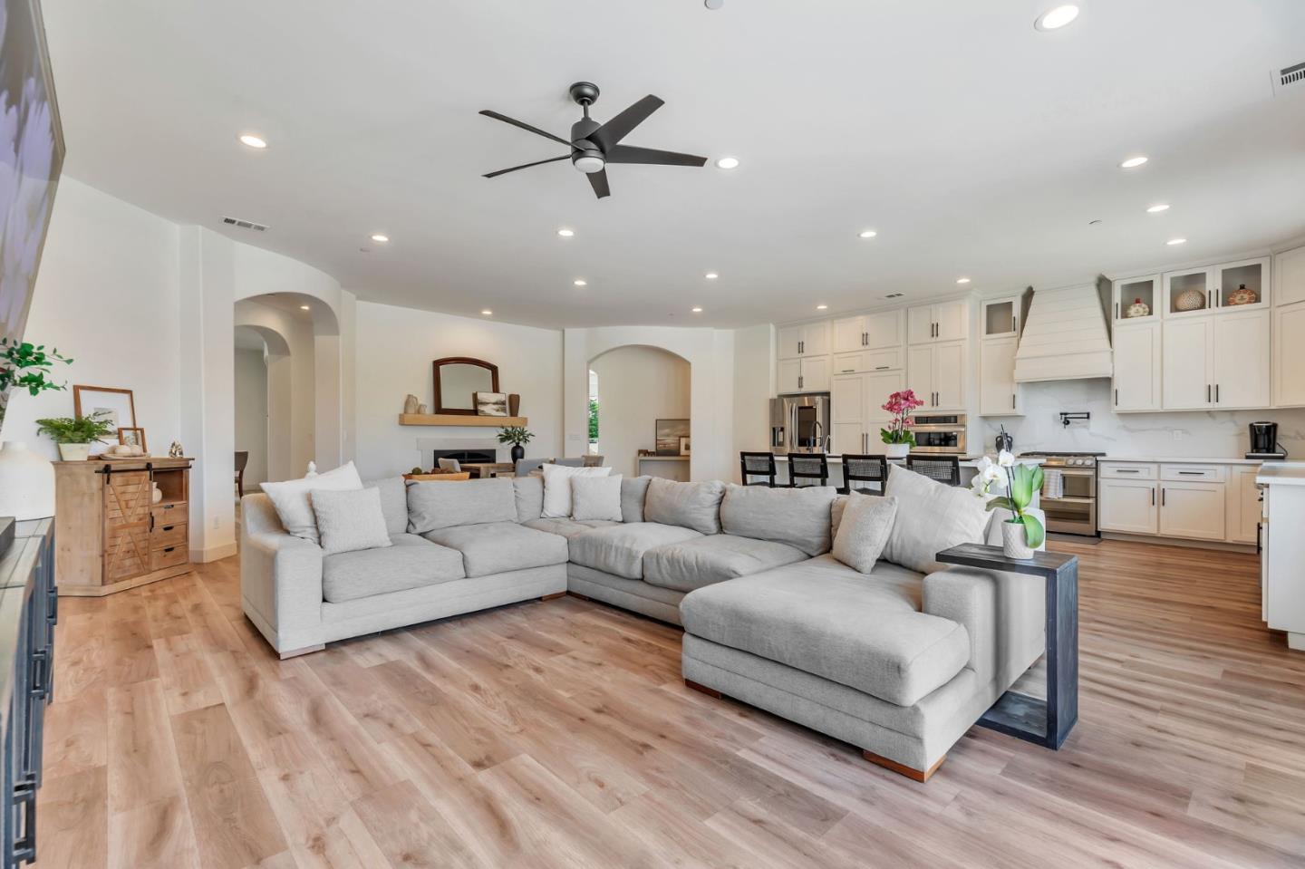Detail Gallery Image 16 of 97 For 10055 Foothill Ave, Gilroy,  CA 95020 - 8 Beds | 7/1 Baths