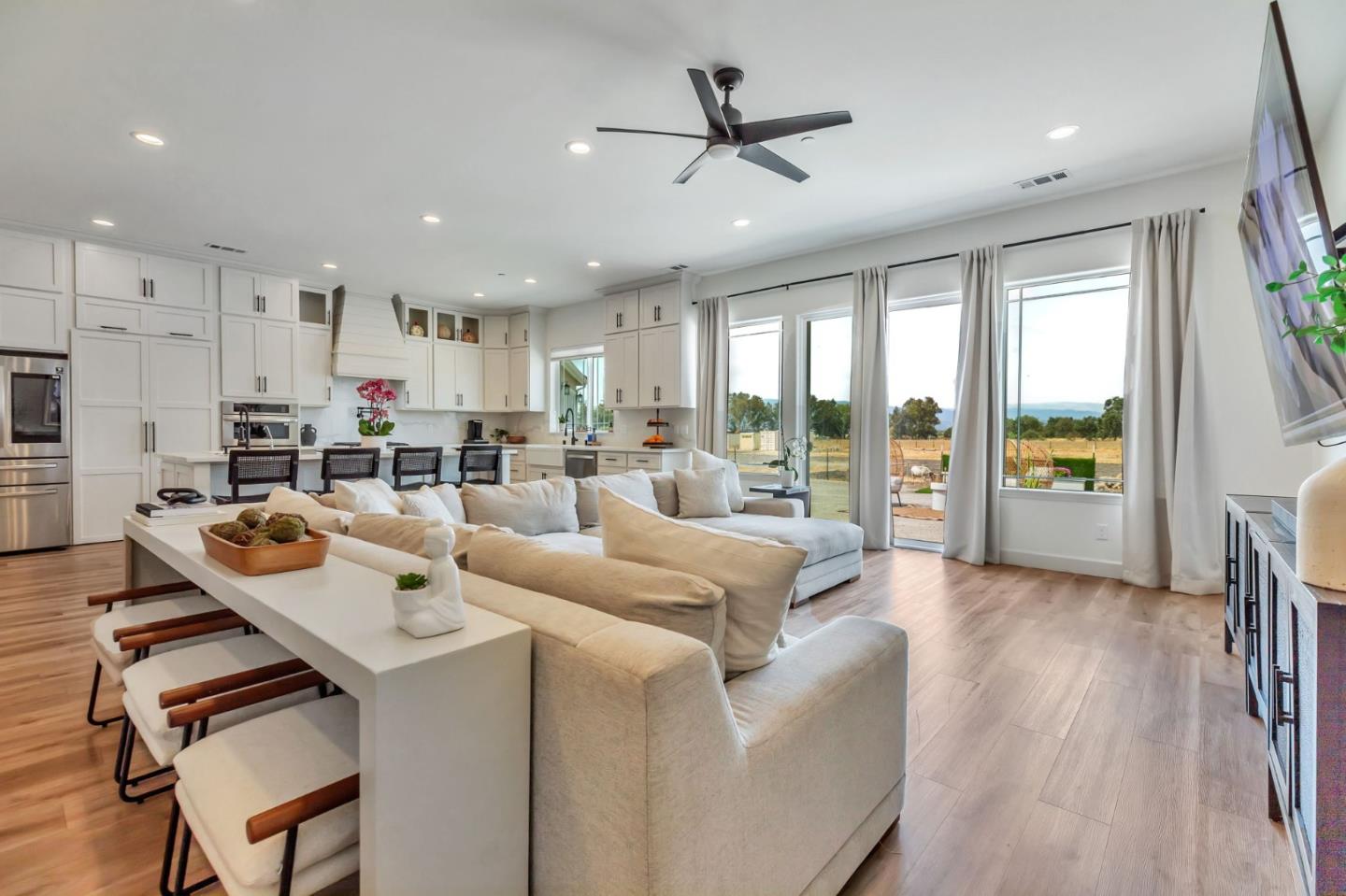 Detail Gallery Image 17 of 97 For 10055 Foothill Ave, Gilroy,  CA 95020 - 8 Beds | 7/1 Baths