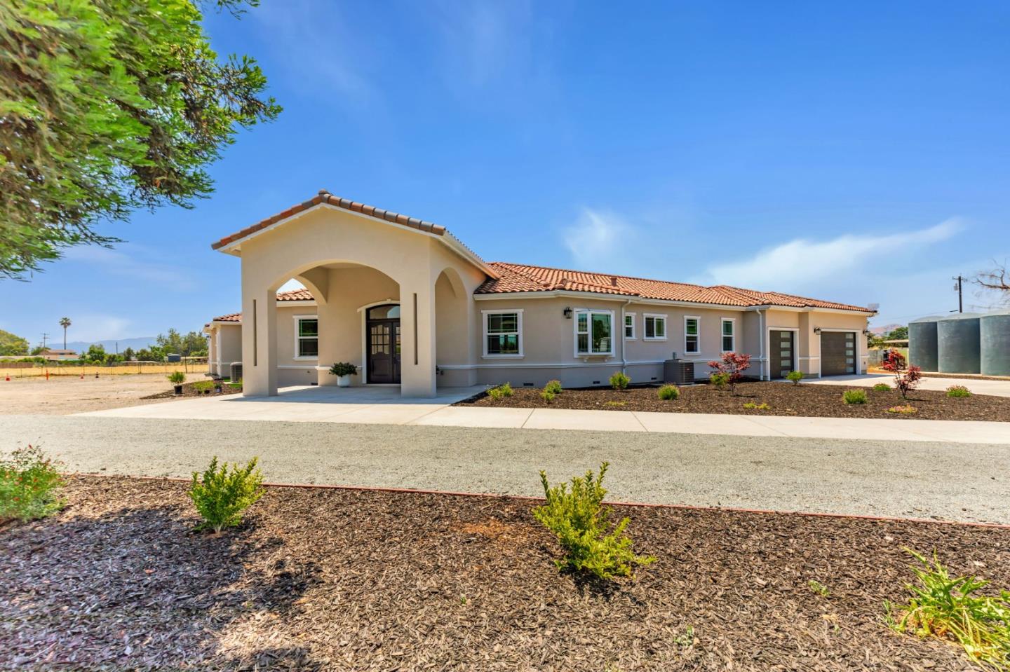 Detail Gallery Image 4 of 97 For 10055 Foothill Ave, Gilroy,  CA 95020 - 8 Beds | 7/1 Baths