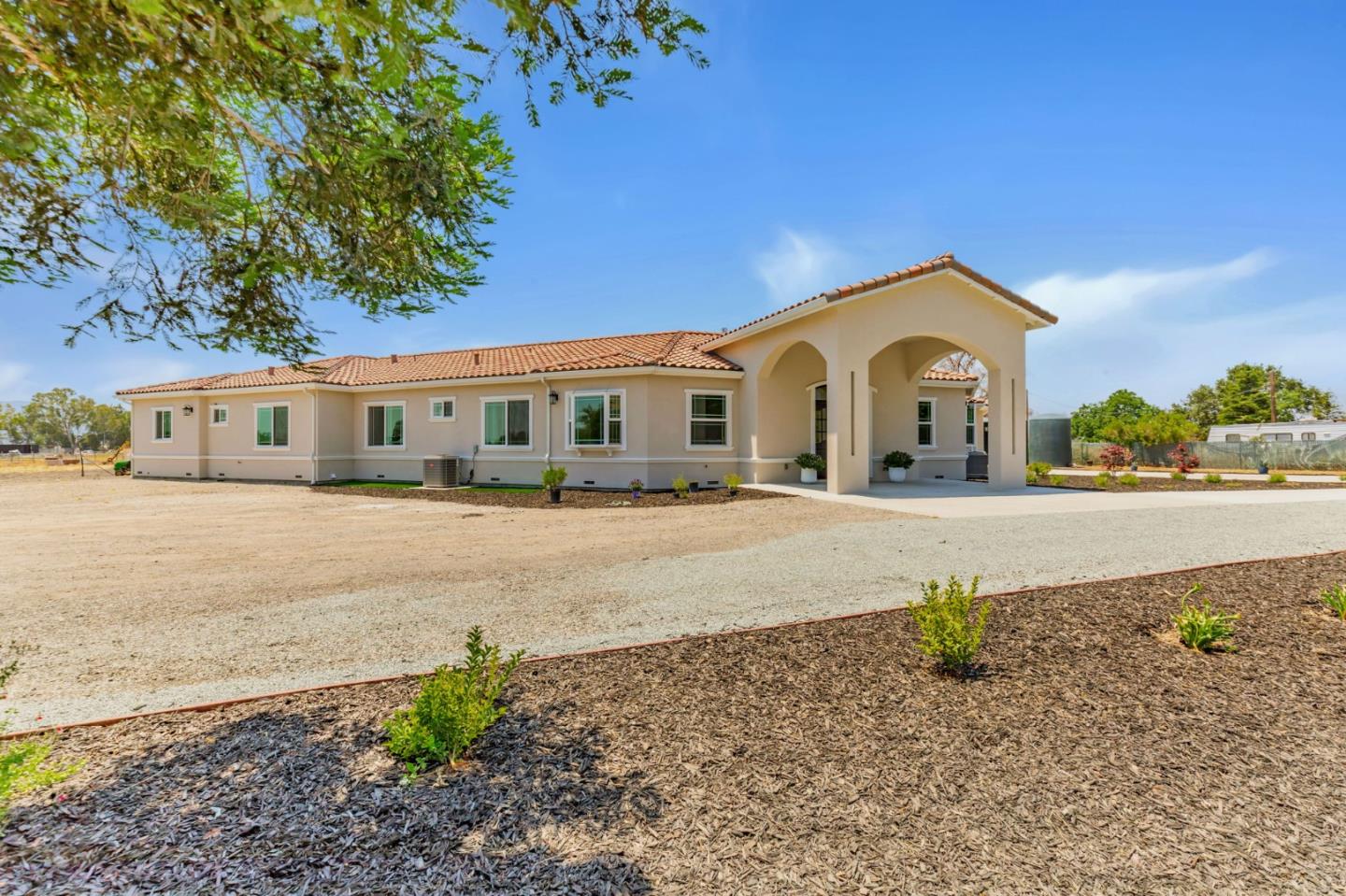 Detail Gallery Image 5 of 97 For 10055 Foothill Ave, Gilroy,  CA 95020 - 8 Beds | 7/1 Baths