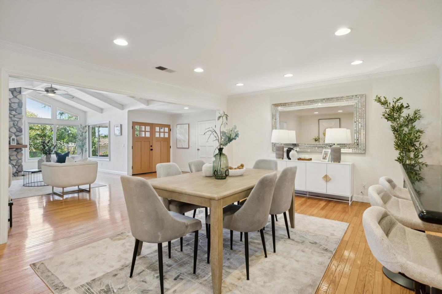 Detail Gallery Image 10 of 33 For 1045 Deanna Dr, Menlo Park,  CA 94025 - 4 Beds | 2/1 Baths