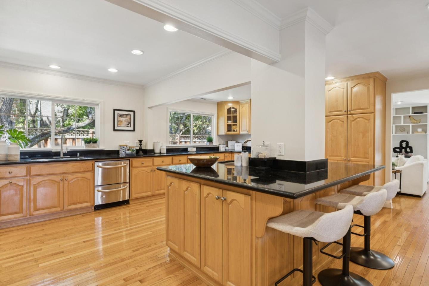 Detail Gallery Image 11 of 33 For 1045 Deanna Dr, Menlo Park,  CA 94025 - 4 Beds | 2/1 Baths