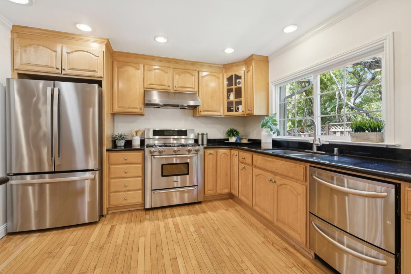 Detail Gallery Image 12 of 33 For 1045 Deanna Dr, Menlo Park,  CA 94025 - 4 Beds | 2/1 Baths