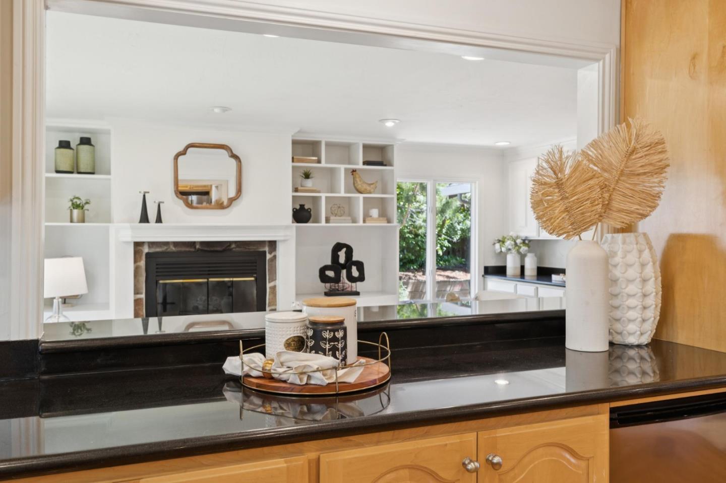 Detail Gallery Image 13 of 33 For 1045 Deanna Dr, Menlo Park,  CA 94025 - 4 Beds | 2/1 Baths
