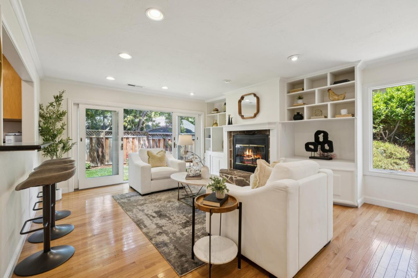 Detail Gallery Image 14 of 33 For 1045 Deanna Dr, Menlo Park,  CA 94025 - 4 Beds | 2/1 Baths