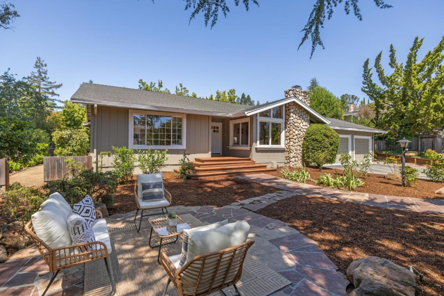 Detail Gallery Image 2 of 33 For 1045 Deanna Dr, Menlo Park,  CA 94025 - 4 Beds | 2/1 Baths