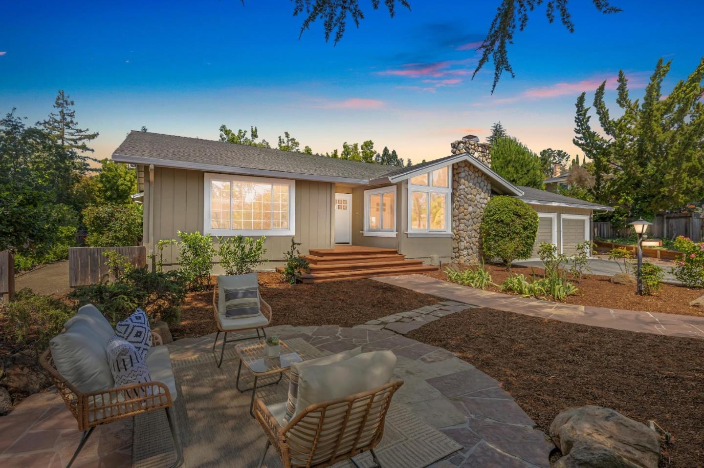Detail Gallery Image 3 of 33 For 1045 Deanna Dr, Menlo Park,  CA 94025 - 4 Beds | 2/1 Baths