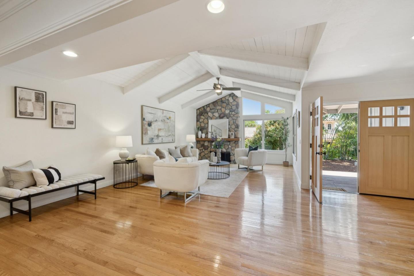 Detail Gallery Image 4 of 33 For 1045 Deanna Dr, Menlo Park,  CA 94025 - 4 Beds | 2/1 Baths