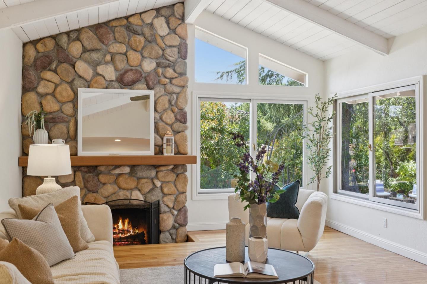 Detail Gallery Image 6 of 33 For 1045 Deanna Dr, Menlo Park,  CA 94025 - 4 Beds | 2/1 Baths