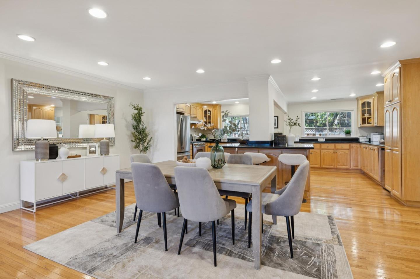 Detail Gallery Image 8 of 33 For 1045 Deanna Dr, Menlo Park,  CA 94025 - 4 Beds | 2/1 Baths