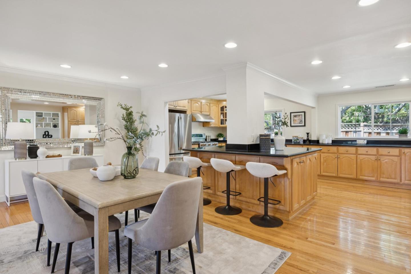 Detail Gallery Image 9 of 33 For 1045 Deanna Dr, Menlo Park,  CA 94025 - 4 Beds | 2/1 Baths