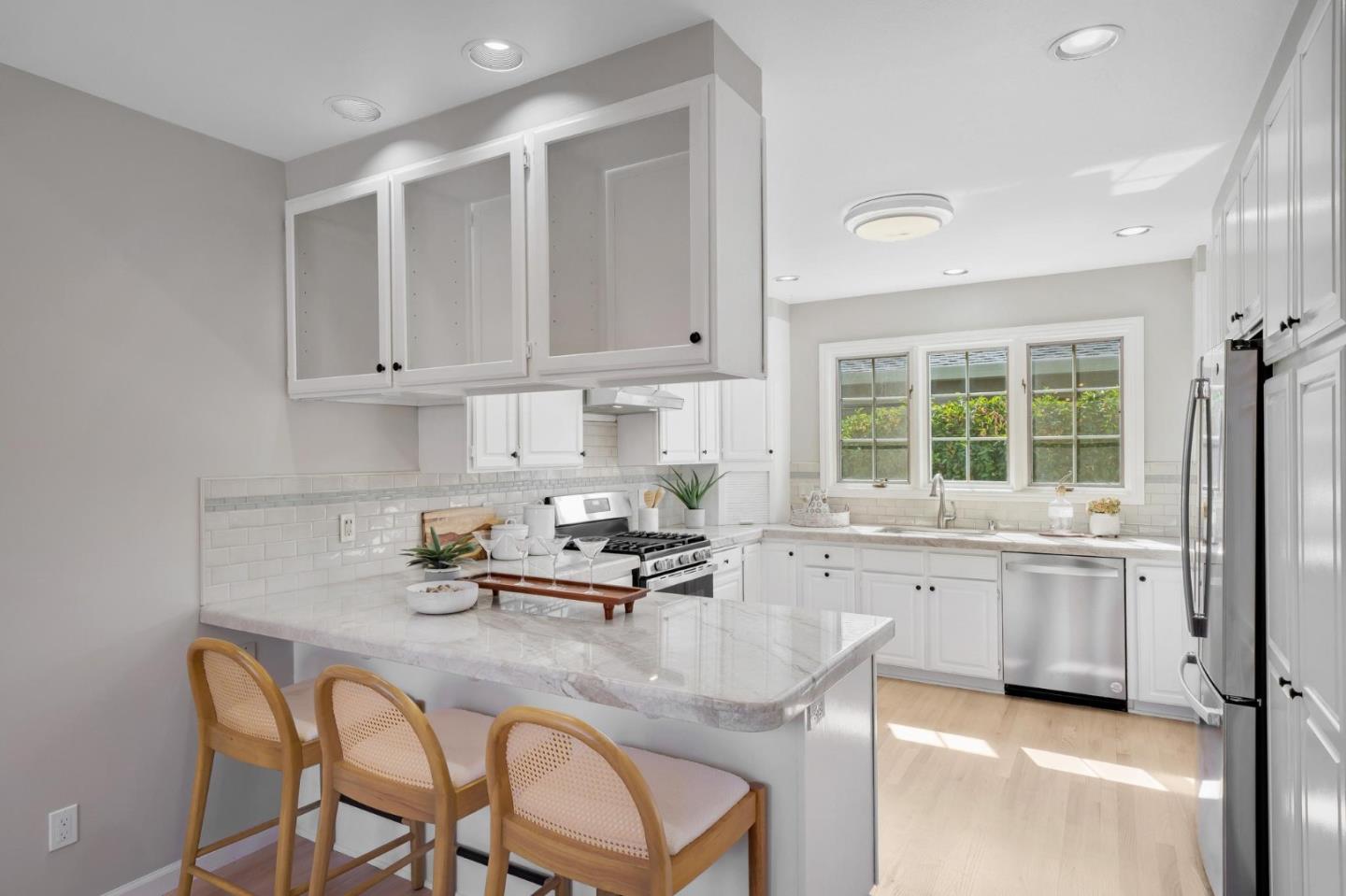 Detail Gallery Image 13 of 60 For 1518 Arguello St, Redwood City,  CA 94063 - 3 Beds | 2/1 Baths