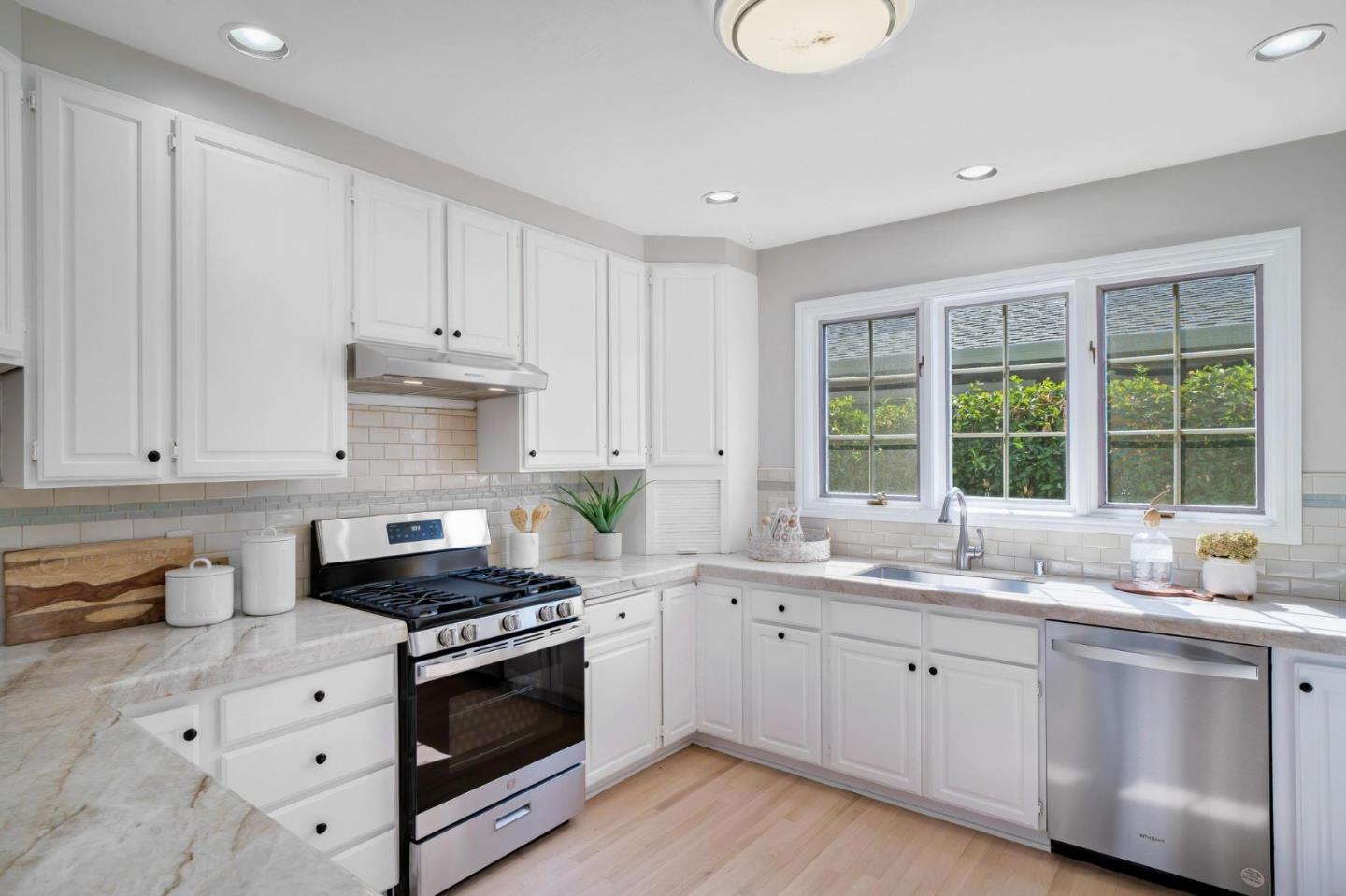 Detail Gallery Image 15 of 60 For 1518 Arguello St, Redwood City,  CA 94063 - 3 Beds | 2/1 Baths