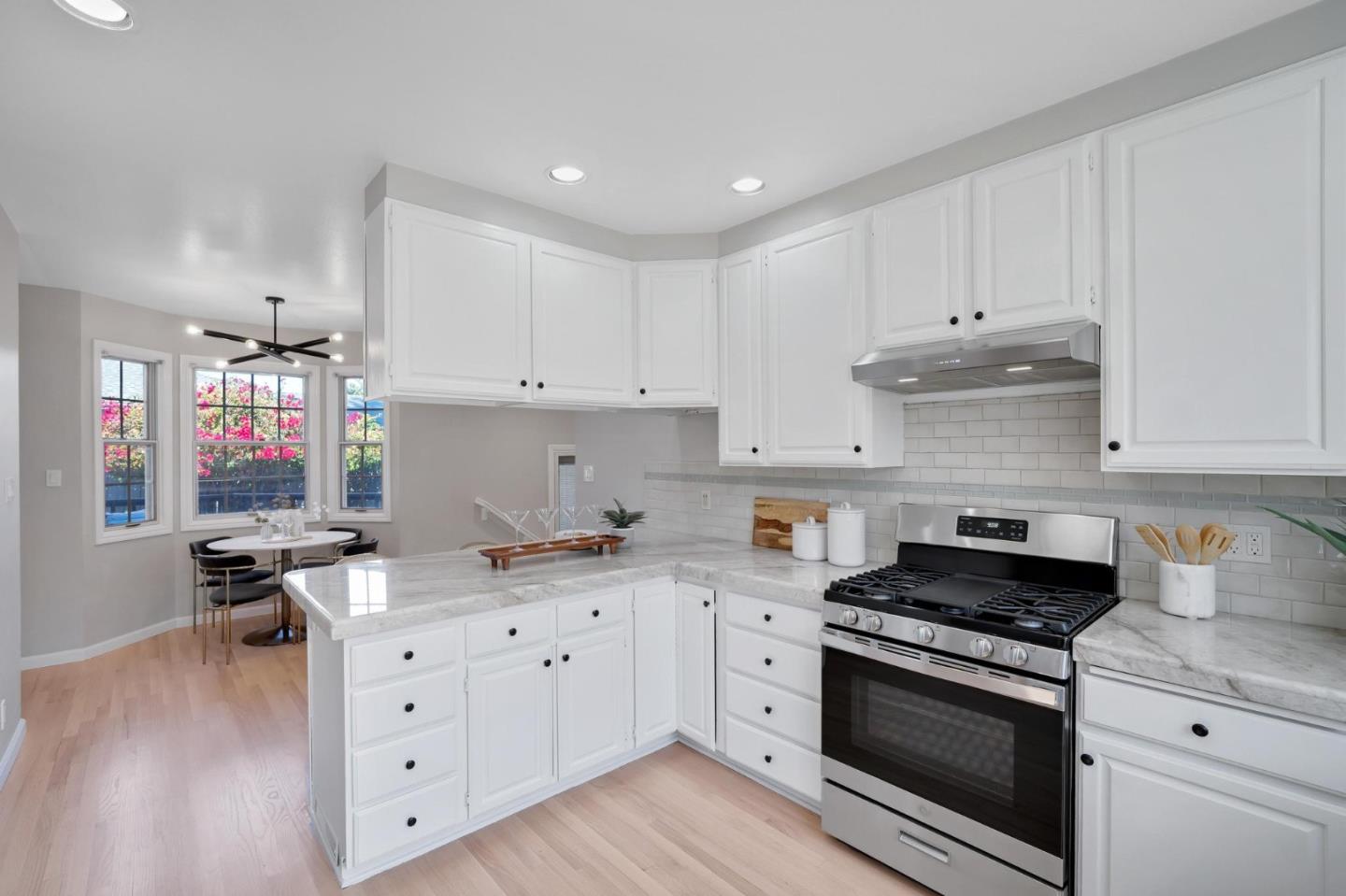 Detail Gallery Image 16 of 60 For 1518 Arguello St, Redwood City,  CA 94063 - 3 Beds | 2/1 Baths