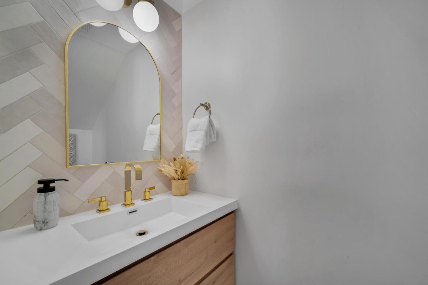 Detail Gallery Image 19 of 60 For 1518 Arguello St, Redwood City,  CA 94063 - 3 Beds | 2/1 Baths