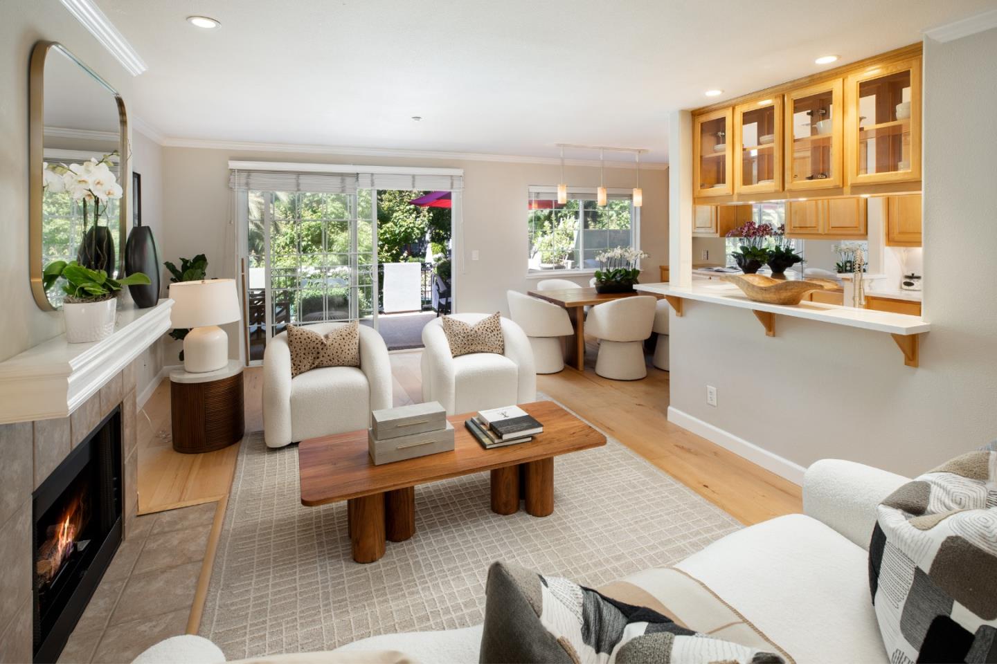 Detail Gallery Image 2 of 26 For 20 Willow Rd #5,  Menlo Park,  CA 94025 - 1 Beds | 1 Baths