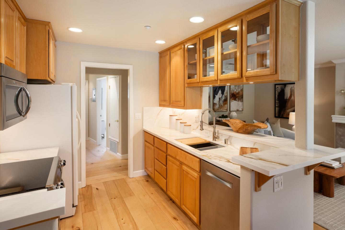 Detail Gallery Image 5 of 26 For 20 Willow Rd #5,  Menlo Park,  CA 94025 - 1 Beds | 1 Baths