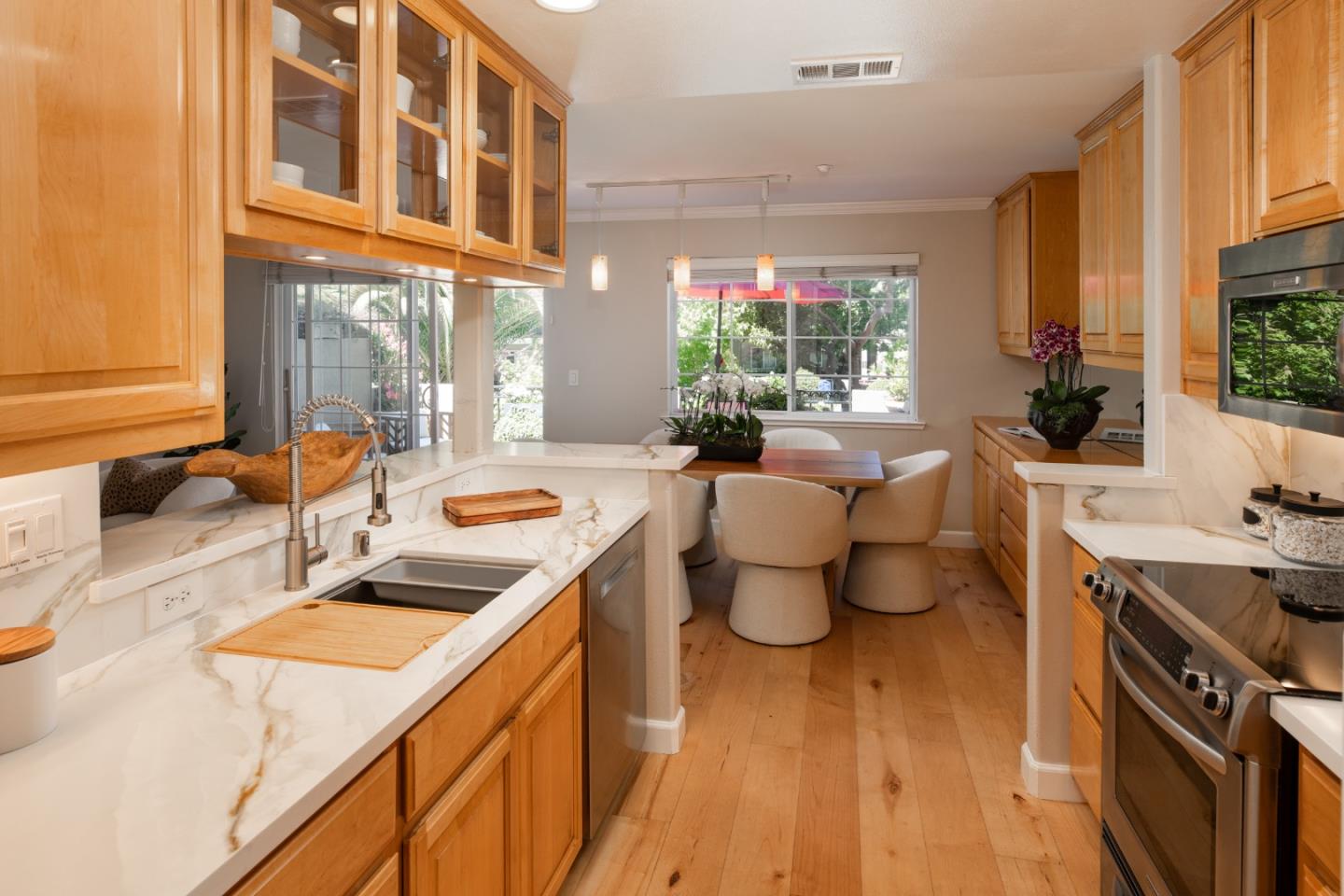 Detail Gallery Image 6 of 26 For 20 Willow Rd #5,  Menlo Park,  CA 94025 - 1 Beds | 1 Baths