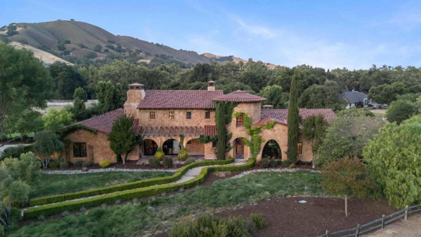 Detail Gallery Image 1 of 100 For 12220 Heritage Way, Gilroy,  CA 95020 - 5 Beds | 3/2 Baths