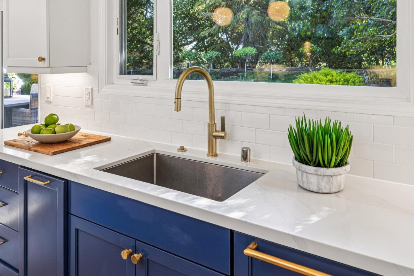 Detail Gallery Image 12 of 54 For 822 Mesa Ct, Palo Alto,  CA 94306 - 5 Beds | 3/1 Baths