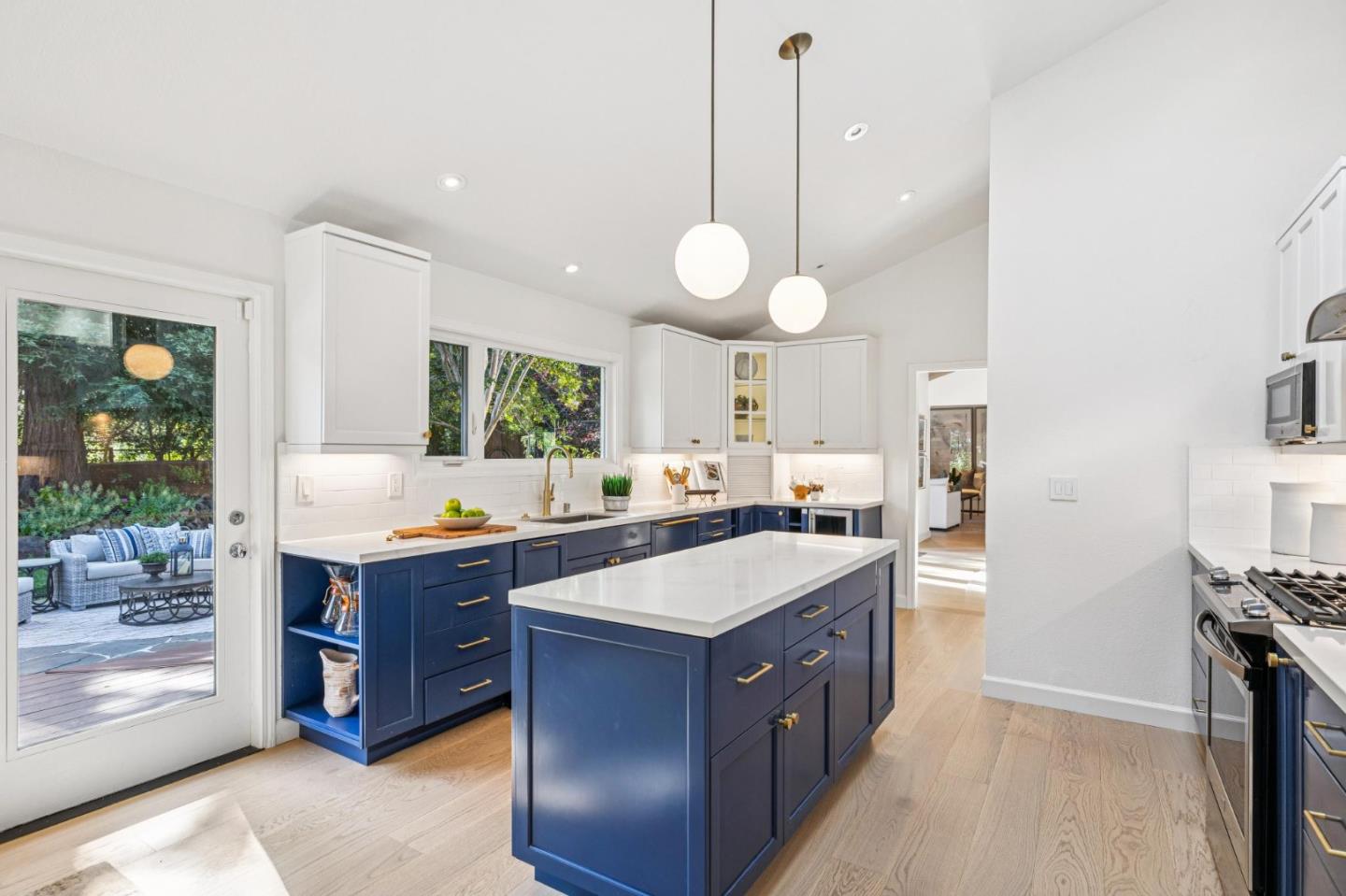 Detail Gallery Image 13 of 54 For 822 Mesa Ct, Palo Alto,  CA 94306 - 5 Beds | 3/1 Baths