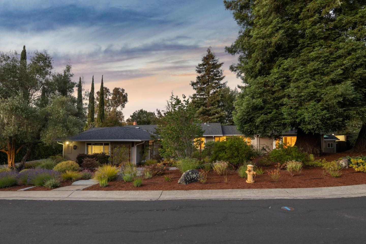 Detail Gallery Image 2 of 54 For 822 Mesa Ct, Palo Alto,  CA 94306 - 5 Beds | 3/1 Baths
