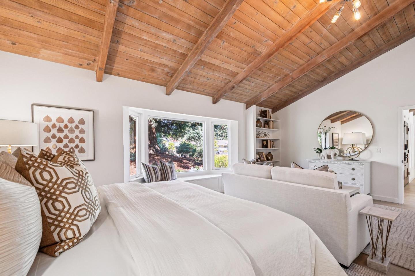 Detail Gallery Image 21 of 54 For 822 Mesa Ct, Palo Alto,  CA 94306 - 5 Beds | 3/1 Baths