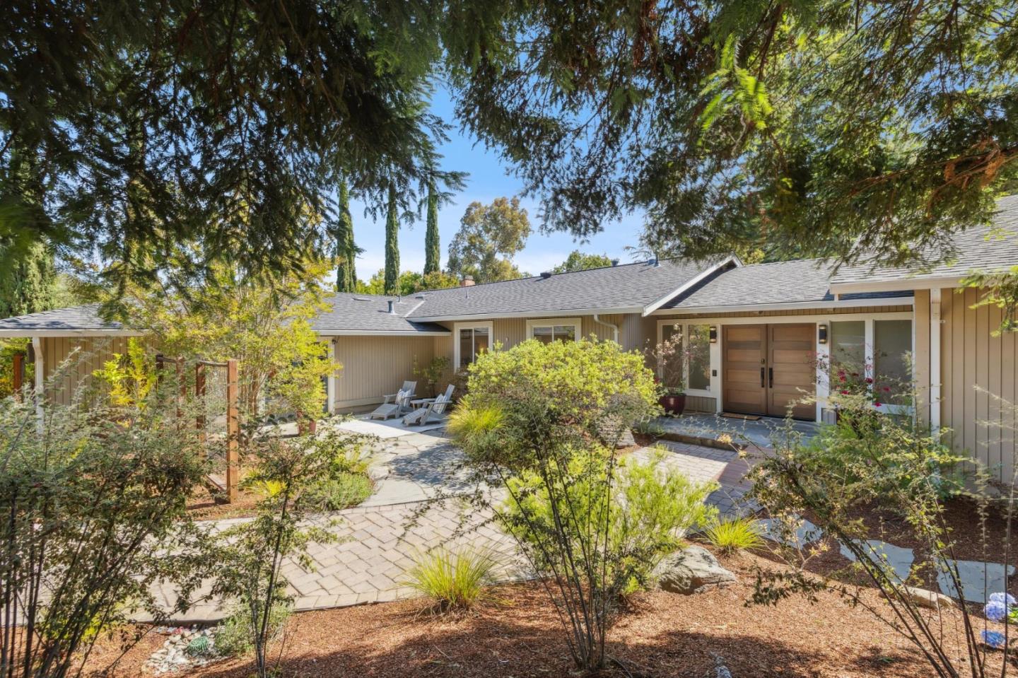 Detail Gallery Image 3 of 54 For 822 Mesa Ct, Palo Alto,  CA 94306 - 5 Beds | 3/1 Baths