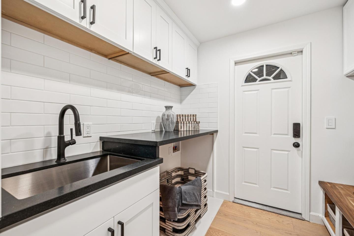 Detail Gallery Image 38 of 54 For 822 Mesa Ct, Palo Alto,  CA 94306 - 5 Beds | 3/1 Baths