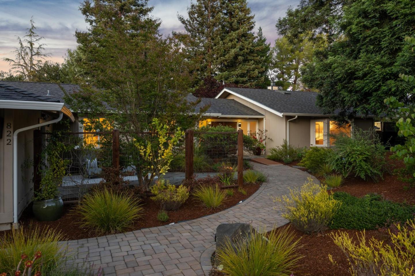 Detail Gallery Image 4 of 54 For 822 Mesa Ct, Palo Alto,  CA 94306 - 5 Beds | 3/1 Baths