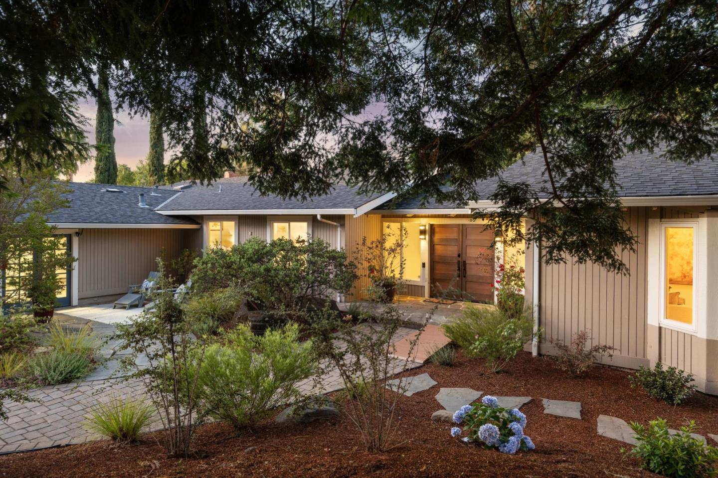 Detail Gallery Image 6 of 54 For 822 Mesa Ct, Palo Alto,  CA 94306 - 5 Beds | 3/1 Baths