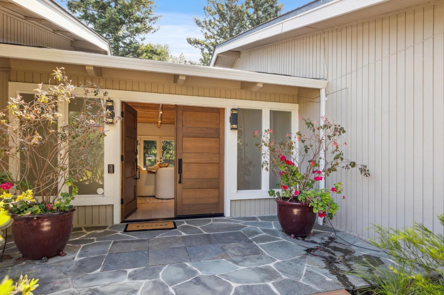 Detail Gallery Image 7 of 54 For 822 Mesa Ct, Palo Alto,  CA 94306 - 5 Beds | 3/1 Baths