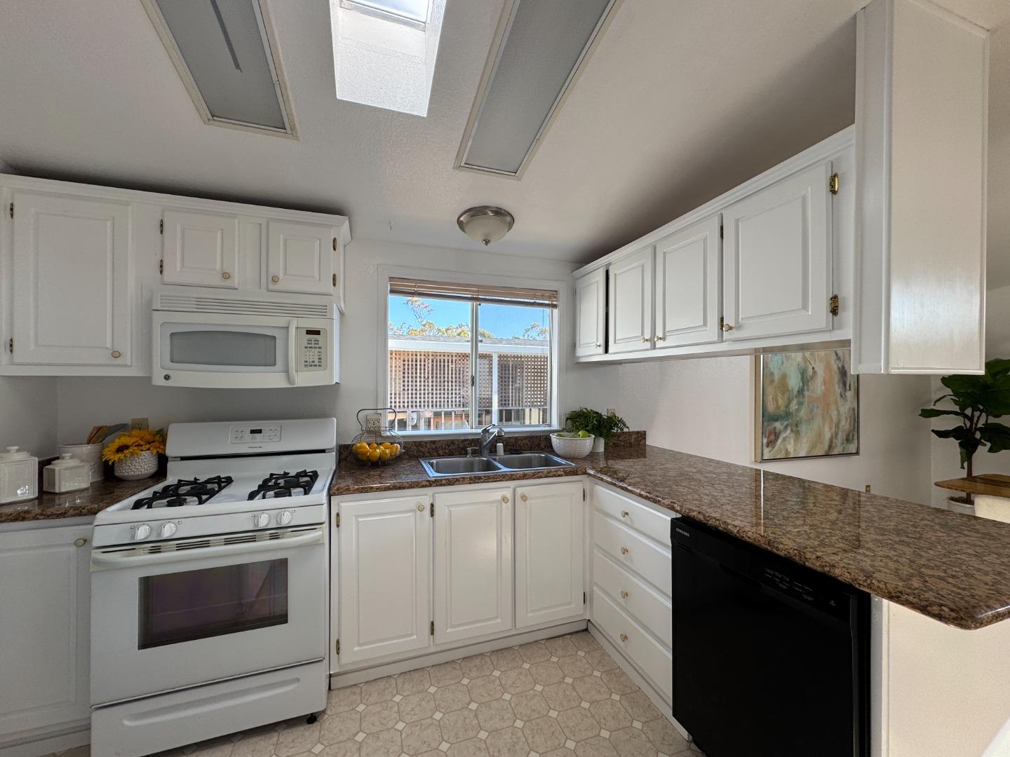 Detail Gallery Image 7 of 18 For 46 Seascape Dr #46,  Half Moon Bay,  CA 94019 - 2 Beds | 2 Baths