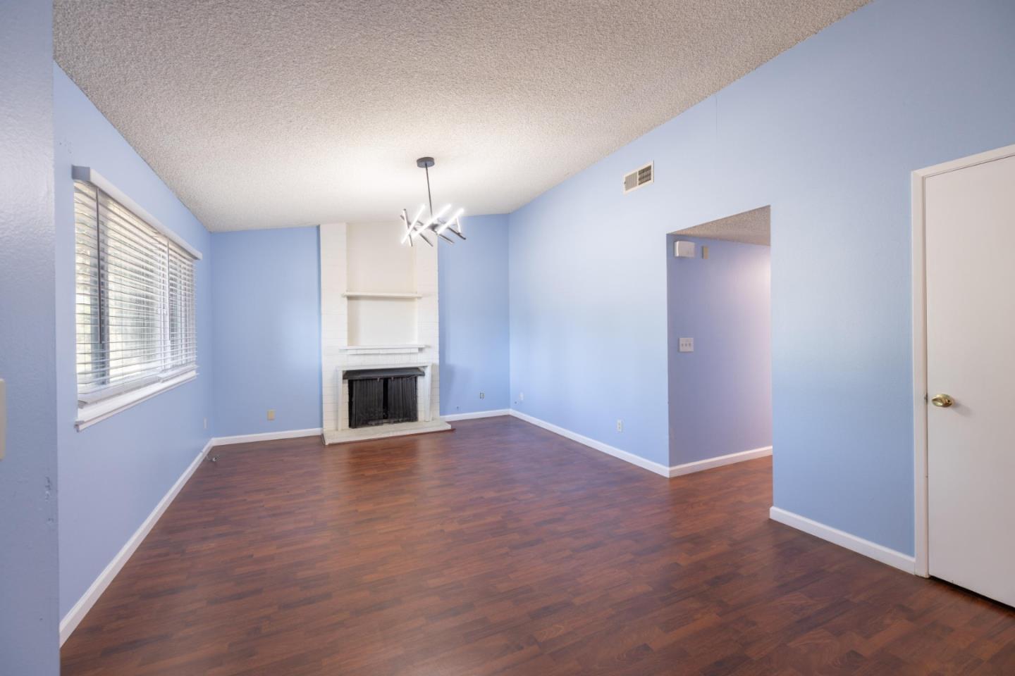 Detail Gallery Image 3 of 13 For 6862 Westchester Way, Citrus Heights,  CA 95621 - 3 Beds | 2 Baths