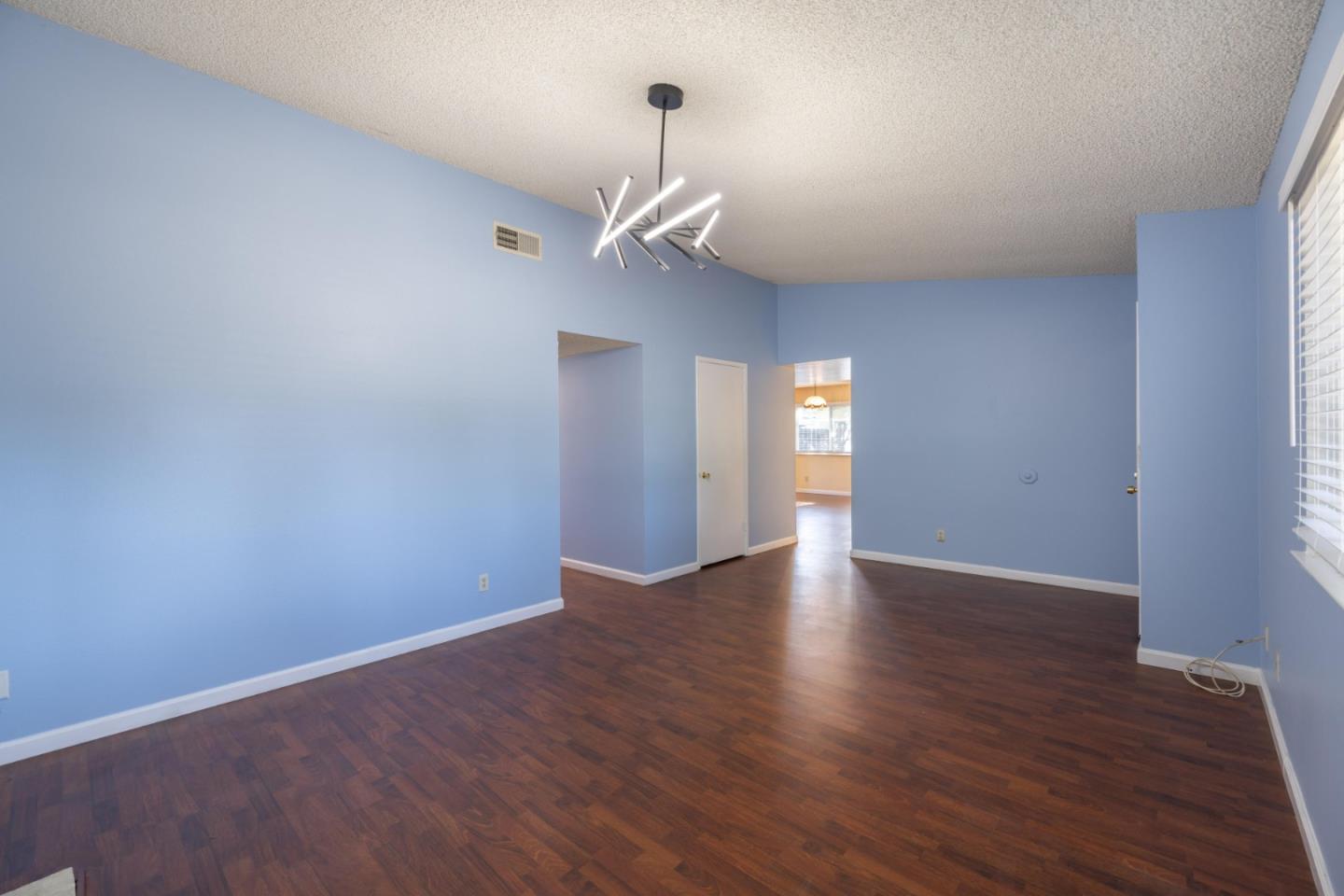 Detail Gallery Image 4 of 13 For 6862 Westchester Way, Citrus Heights,  CA 95621 - 3 Beds | 2 Baths