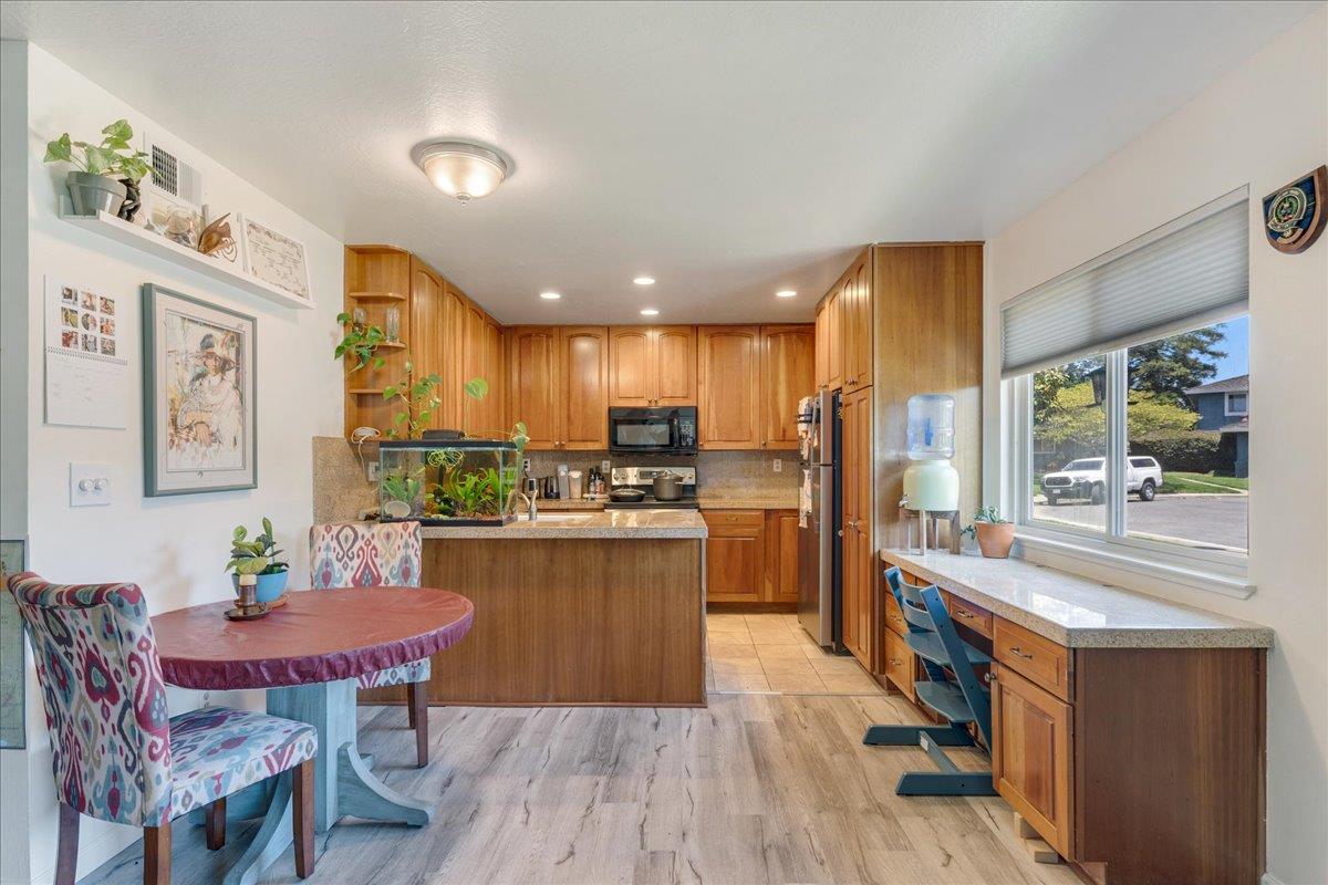 Detail Gallery Image 2 of 16 For 1415 Ruby Ct #1,  Capitola,  CA 95010 - 2 Beds | 1 Baths