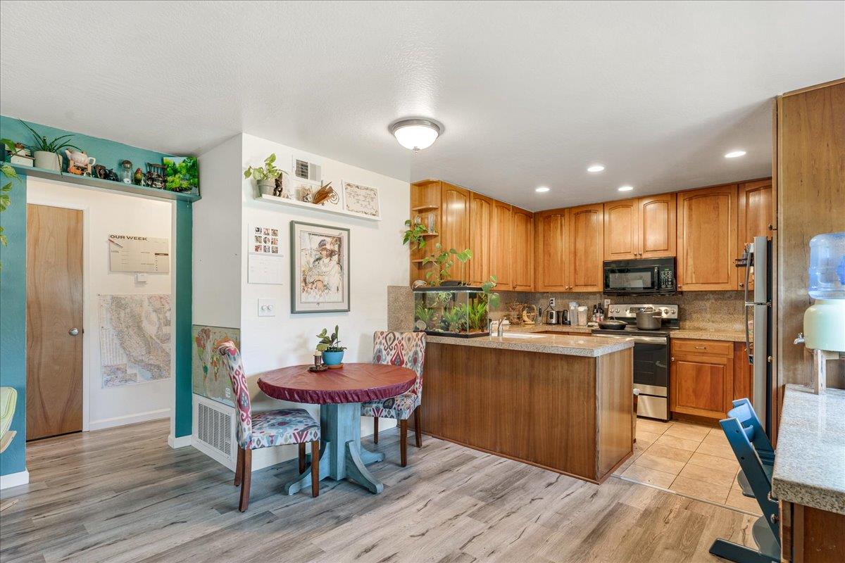 Detail Gallery Image 3 of 16 For 1415 Ruby Ct #1,  Capitola,  CA 95010 - 2 Beds | 1 Baths