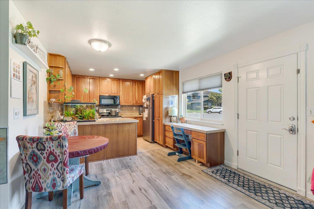 Detail Gallery Image 4 of 16 For 1415 Ruby Ct #1,  Capitola,  CA 95010 - 2 Beds | 1 Baths