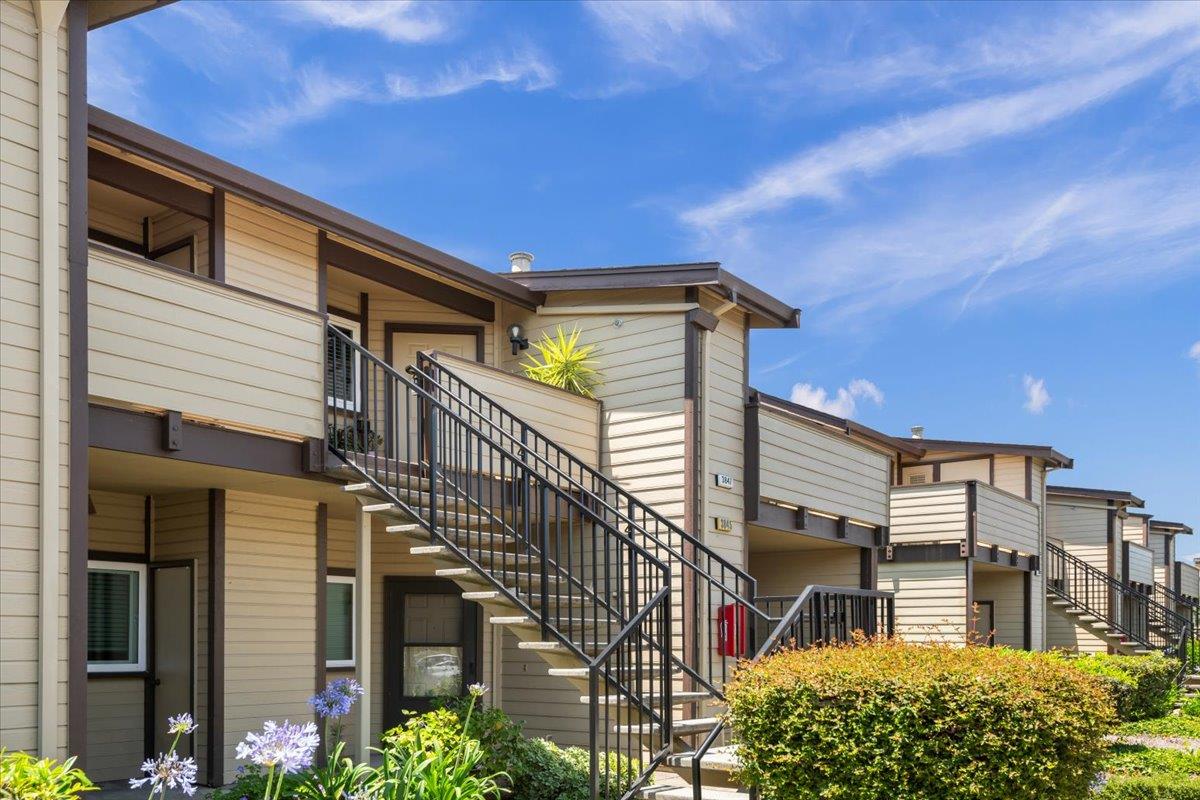 Detail Gallery Image 2 of 16 For 3847 Yorkshire St #8,  San Leandro,  CA 94578 - 2 Beds | 2 Baths