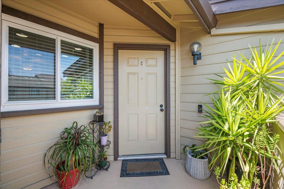 Detail Gallery Image 3 of 16 For 3847 Yorkshire St #8,  San Leandro,  CA 94578 - 2 Beds | 2 Baths