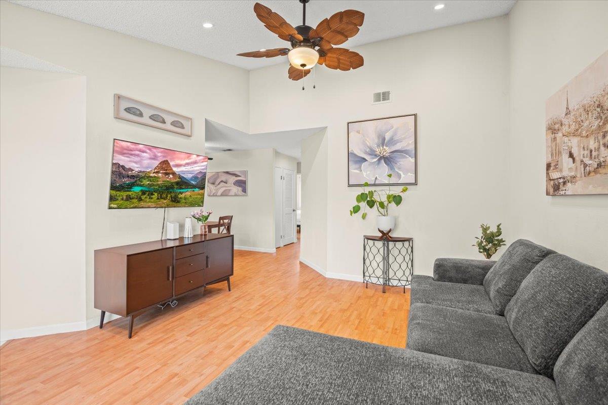 Detail Gallery Image 5 of 16 For 3847 Yorkshire St #8,  San Leandro,  CA 94578 - 2 Beds | 2 Baths