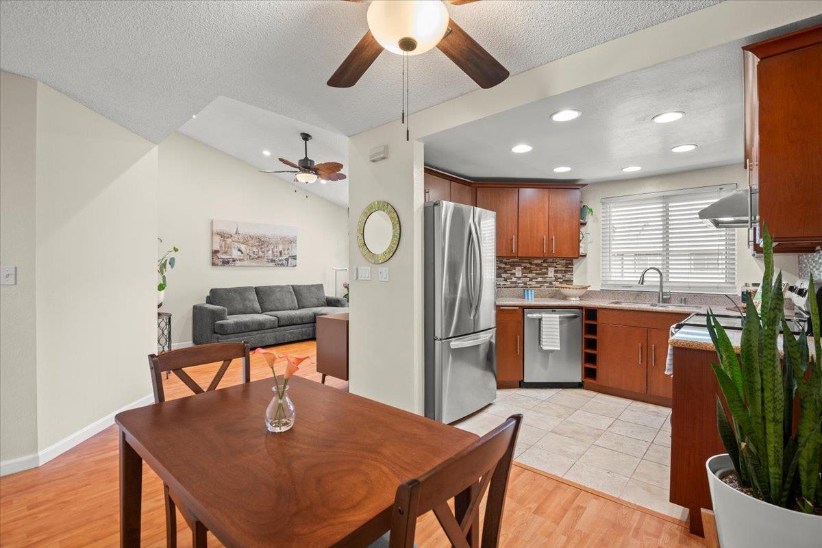 Detail Gallery Image 7 of 16 For 3847 Yorkshire St #8,  San Leandro,  CA 94578 - 2 Beds | 2 Baths