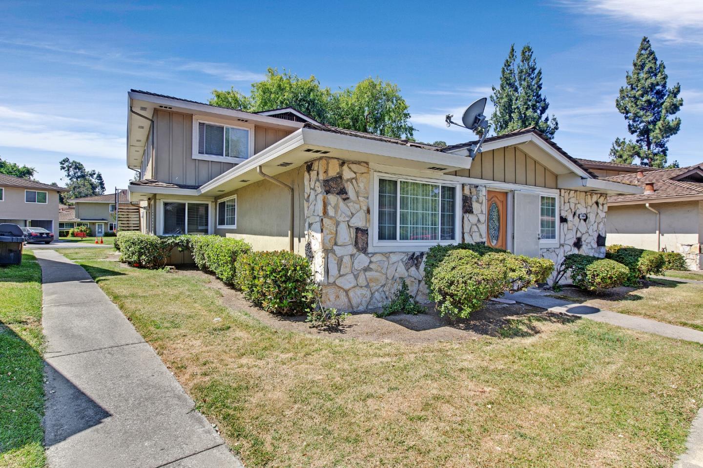 Detail Gallery Image 2 of 19 For 2498 Golzio Ct #1,  San Jose,  CA 95133 - 2 Beds | 1 Baths