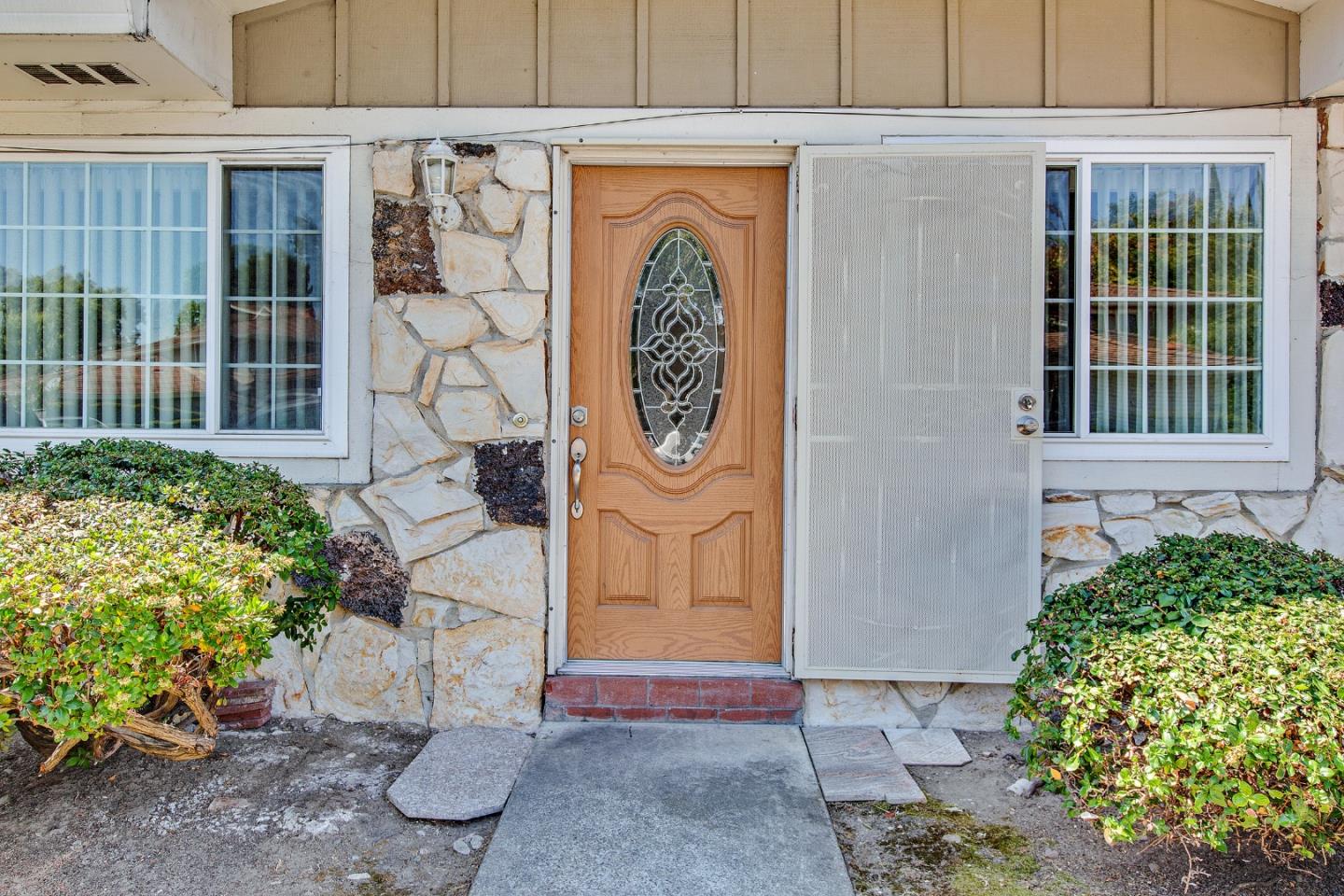 Detail Gallery Image 3 of 19 For 2498 Golzio Ct #1,  San Jose,  CA 95133 - 2 Beds | 1 Baths