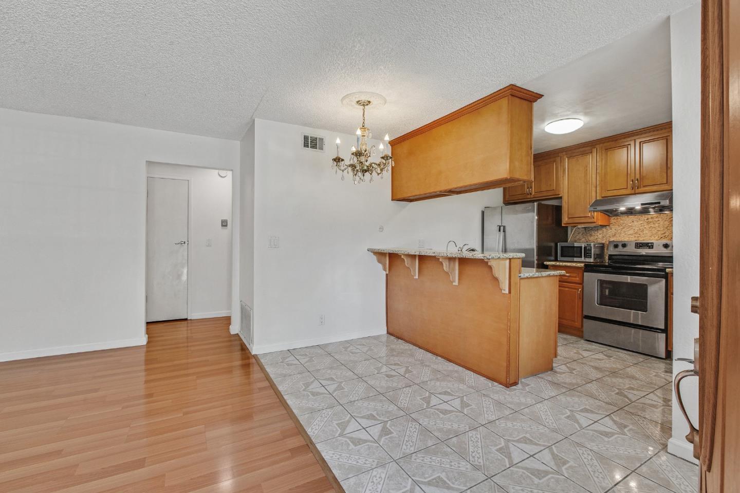 Detail Gallery Image 4 of 19 For 2498 Golzio Ct #1,  San Jose,  CA 95133 - 2 Beds | 1 Baths